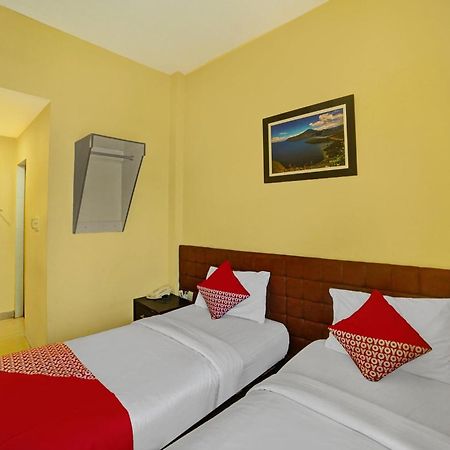 Super Oyo 90565 Wesly House Hotel Medan Buitenkant foto