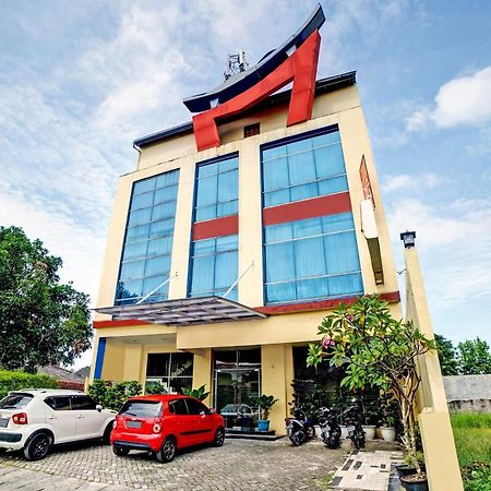 Super Oyo 90565 Wesly House Hotel Medan Buitenkant foto