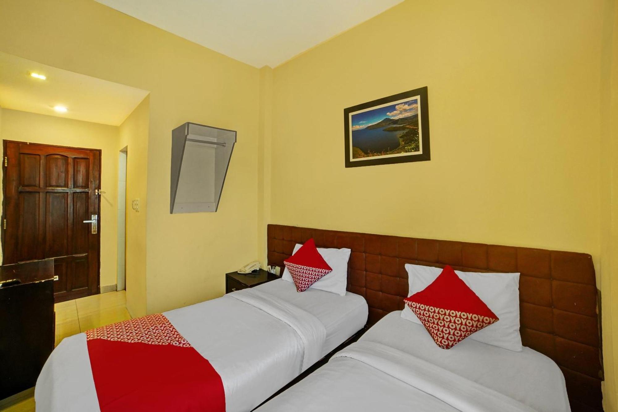 Super Oyo 90565 Wesly House Hotel Medan Buitenkant foto
