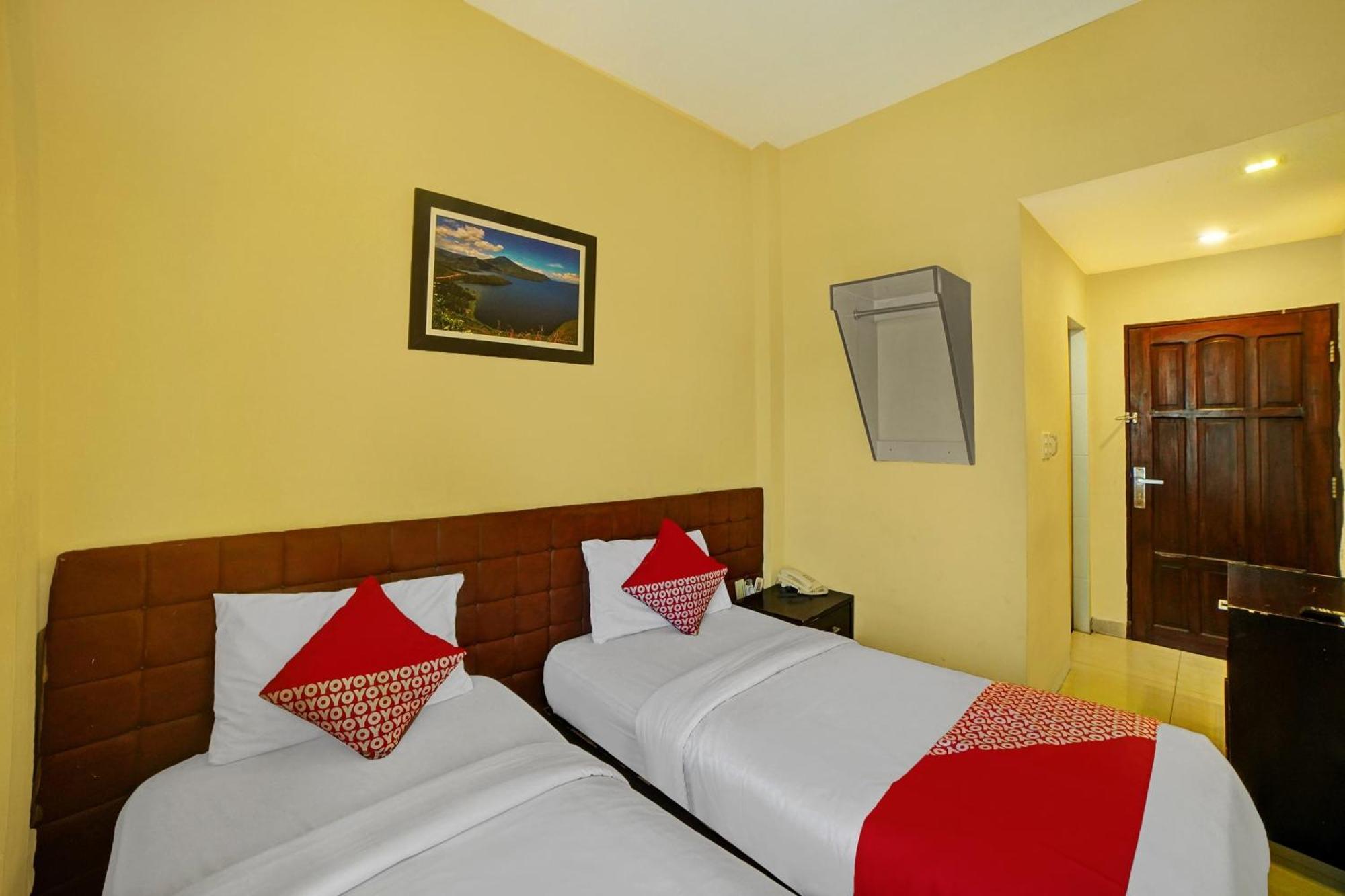 Super Oyo 90565 Wesly House Hotel Medan Buitenkant foto