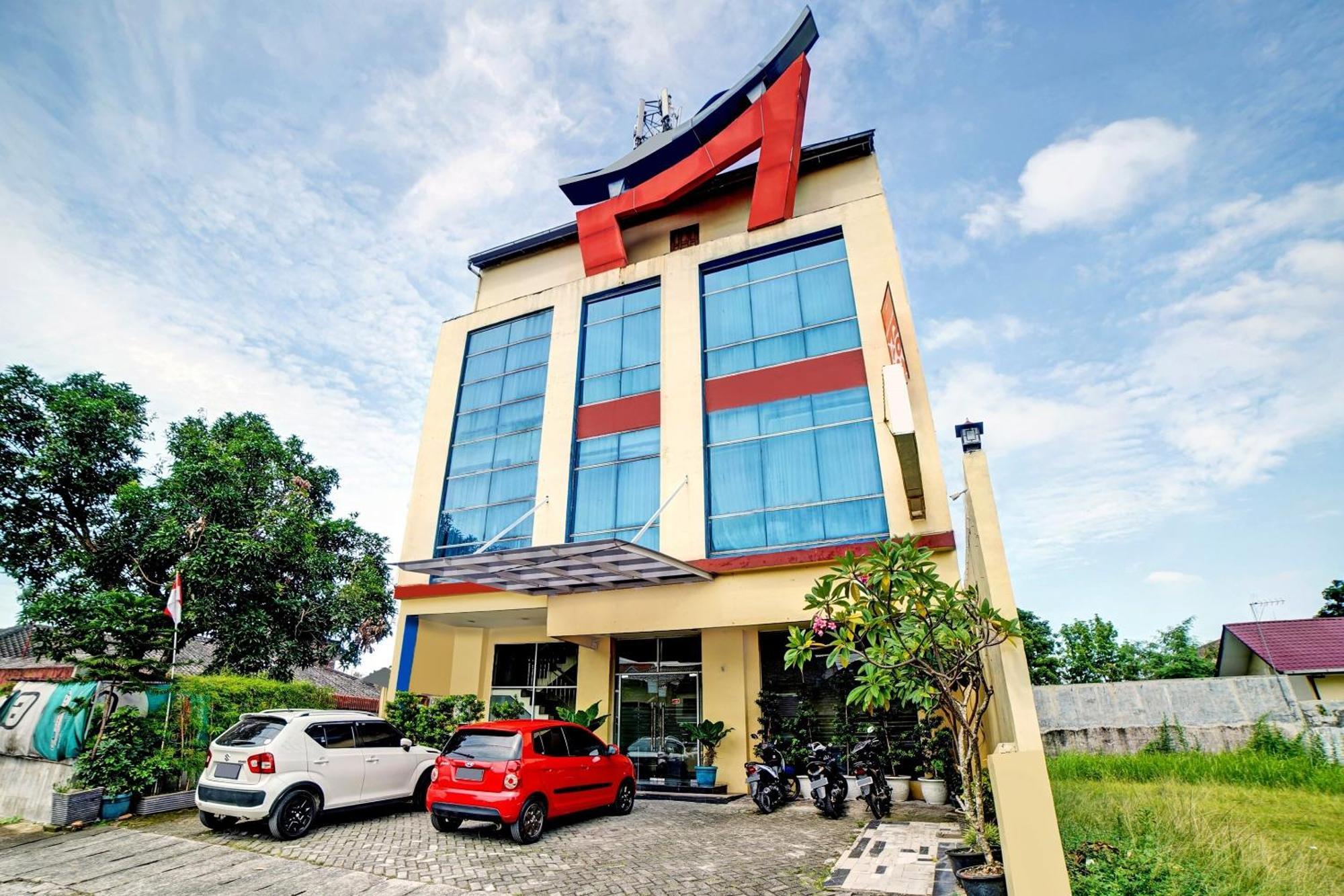 Super Oyo 90565 Wesly House Hotel Medan Buitenkant foto
