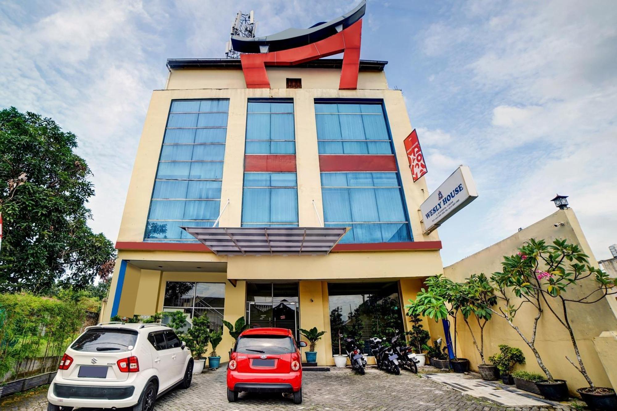 Super Oyo 90565 Wesly House Hotel Medan Buitenkant foto