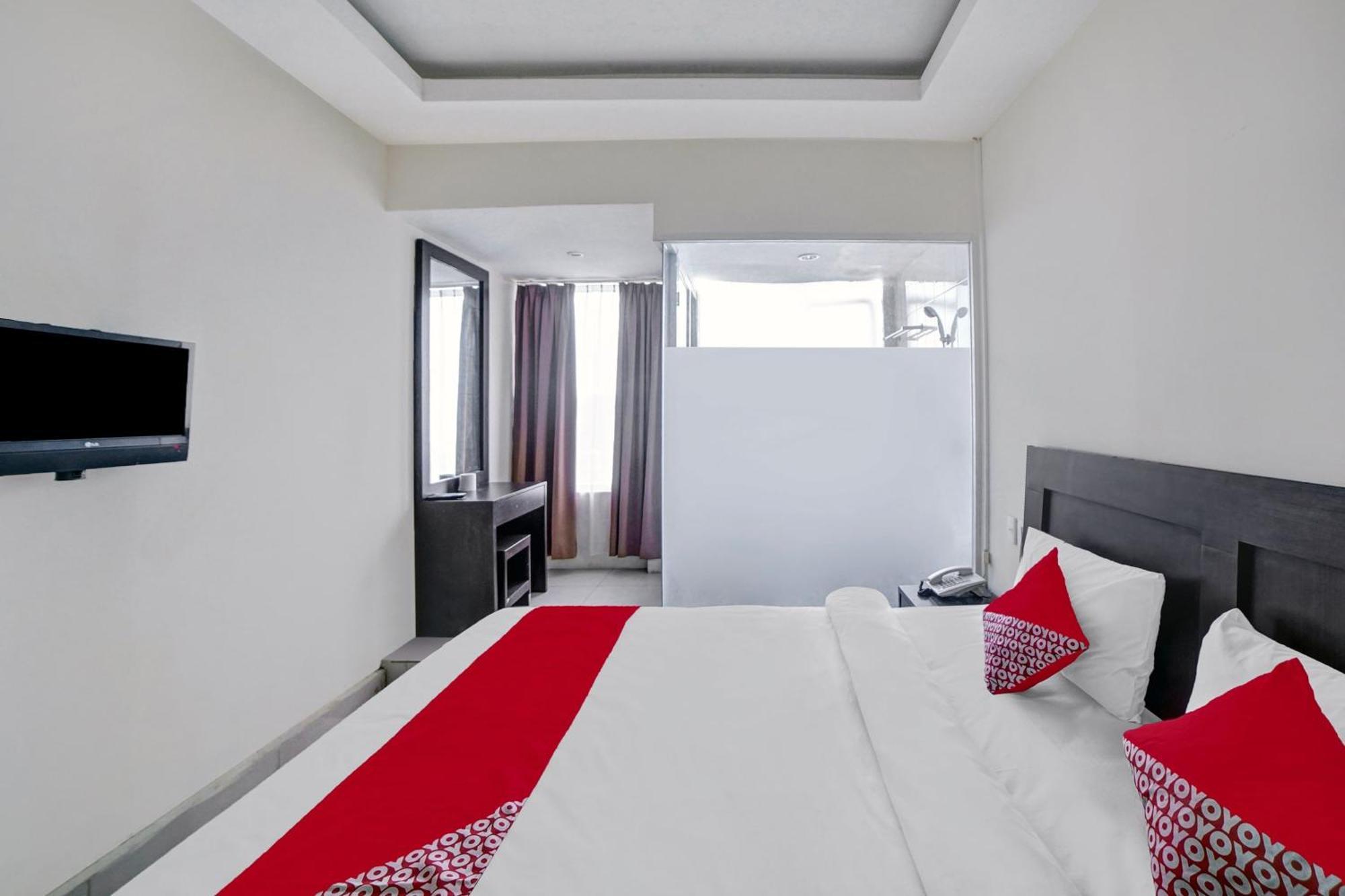 Super Oyo 90565 Wesly House Hotel Medan Buitenkant foto