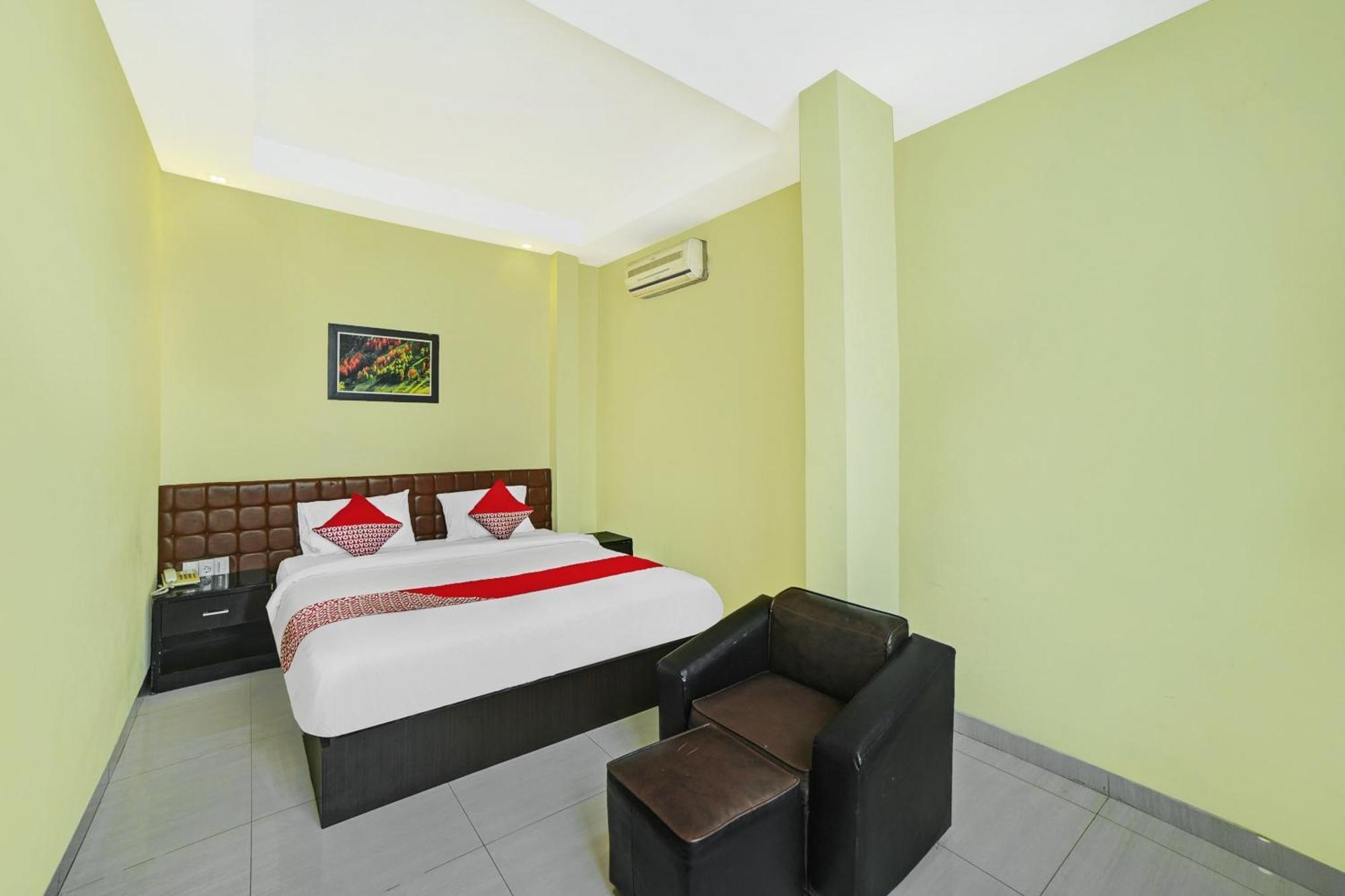 Super Oyo 90565 Wesly House Hotel Medan Buitenkant foto