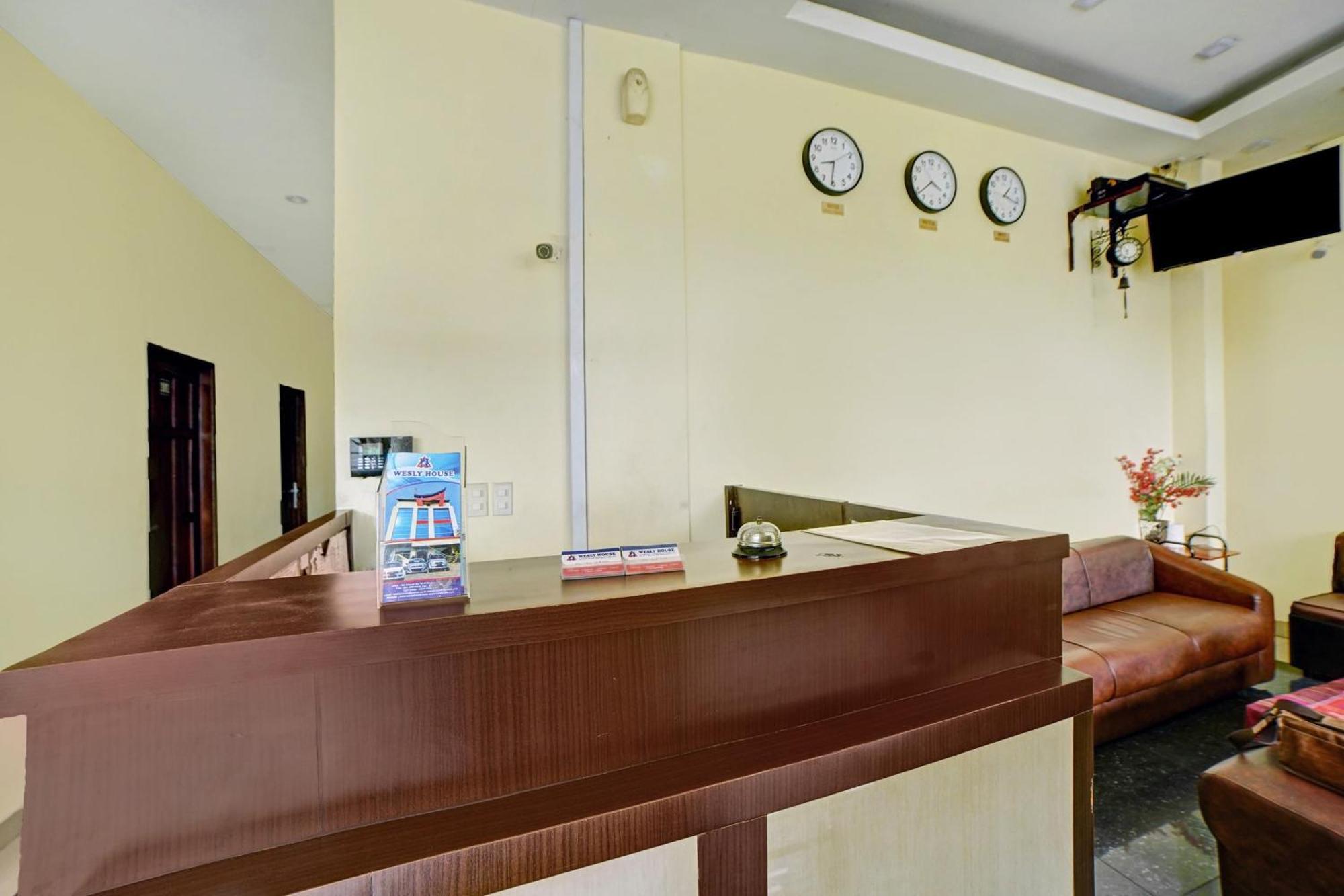 Super Oyo 90565 Wesly House Hotel Medan Buitenkant foto