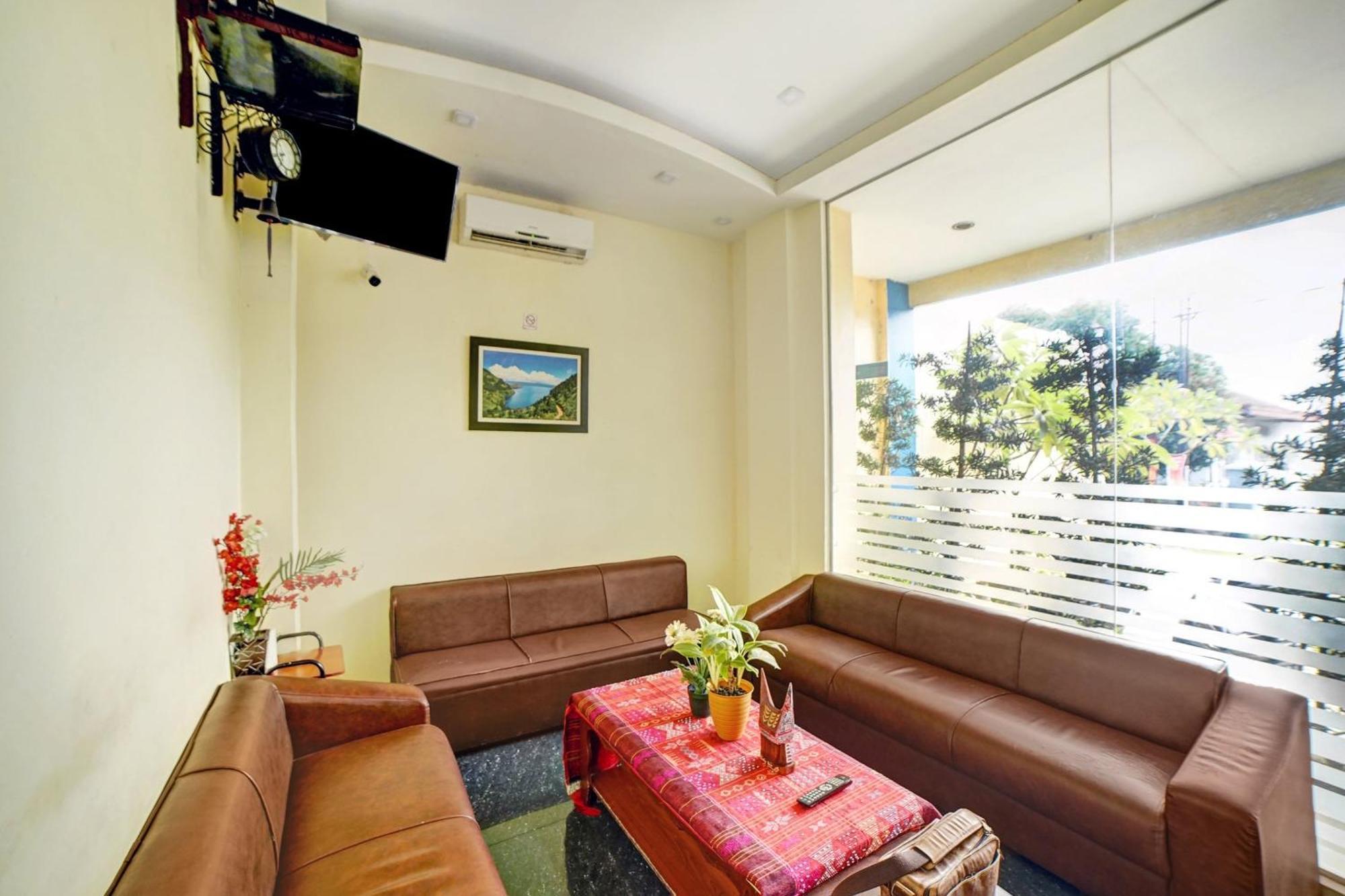 Super Oyo 90565 Wesly House Hotel Medan Buitenkant foto