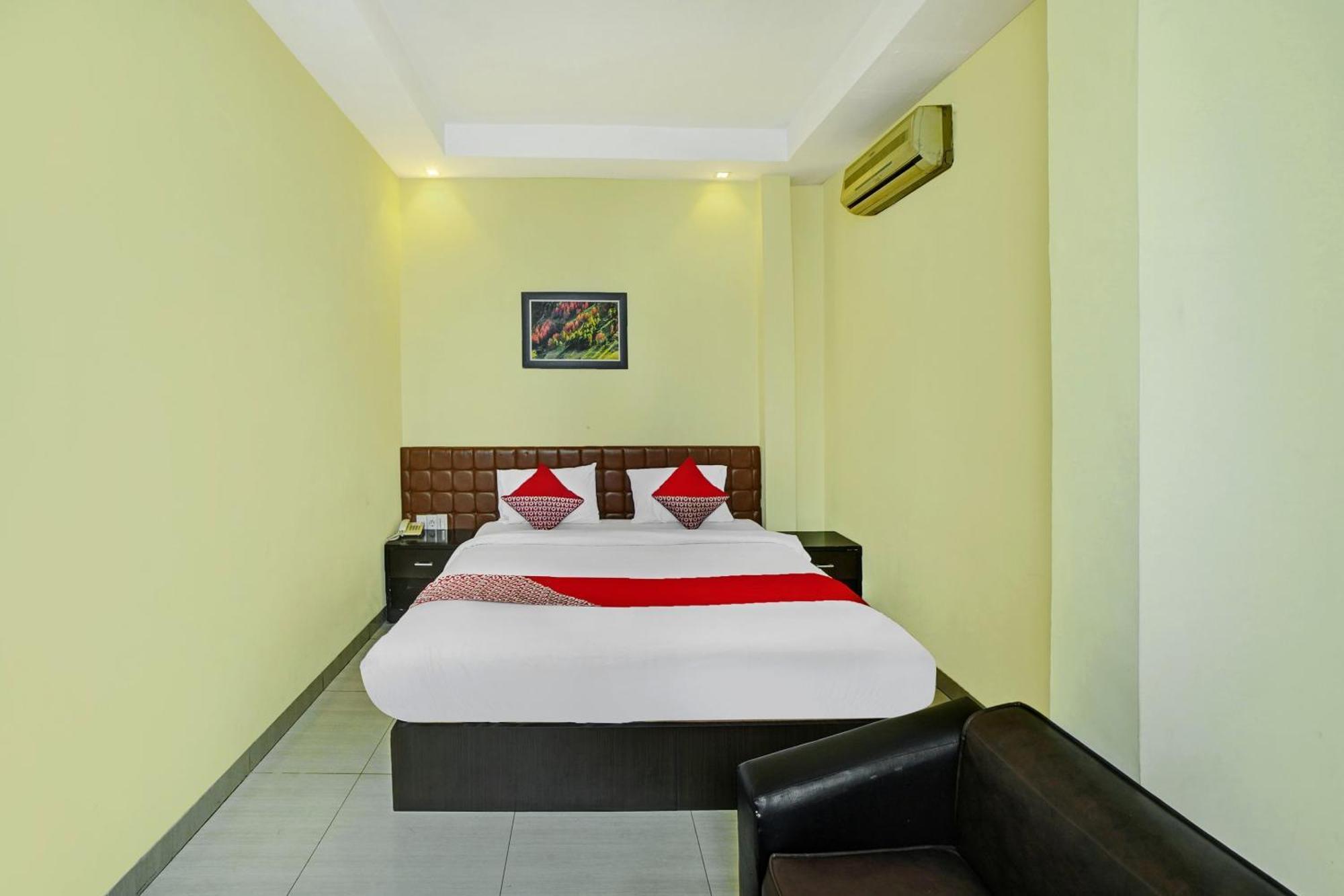 Super Oyo 90565 Wesly House Hotel Medan Buitenkant foto