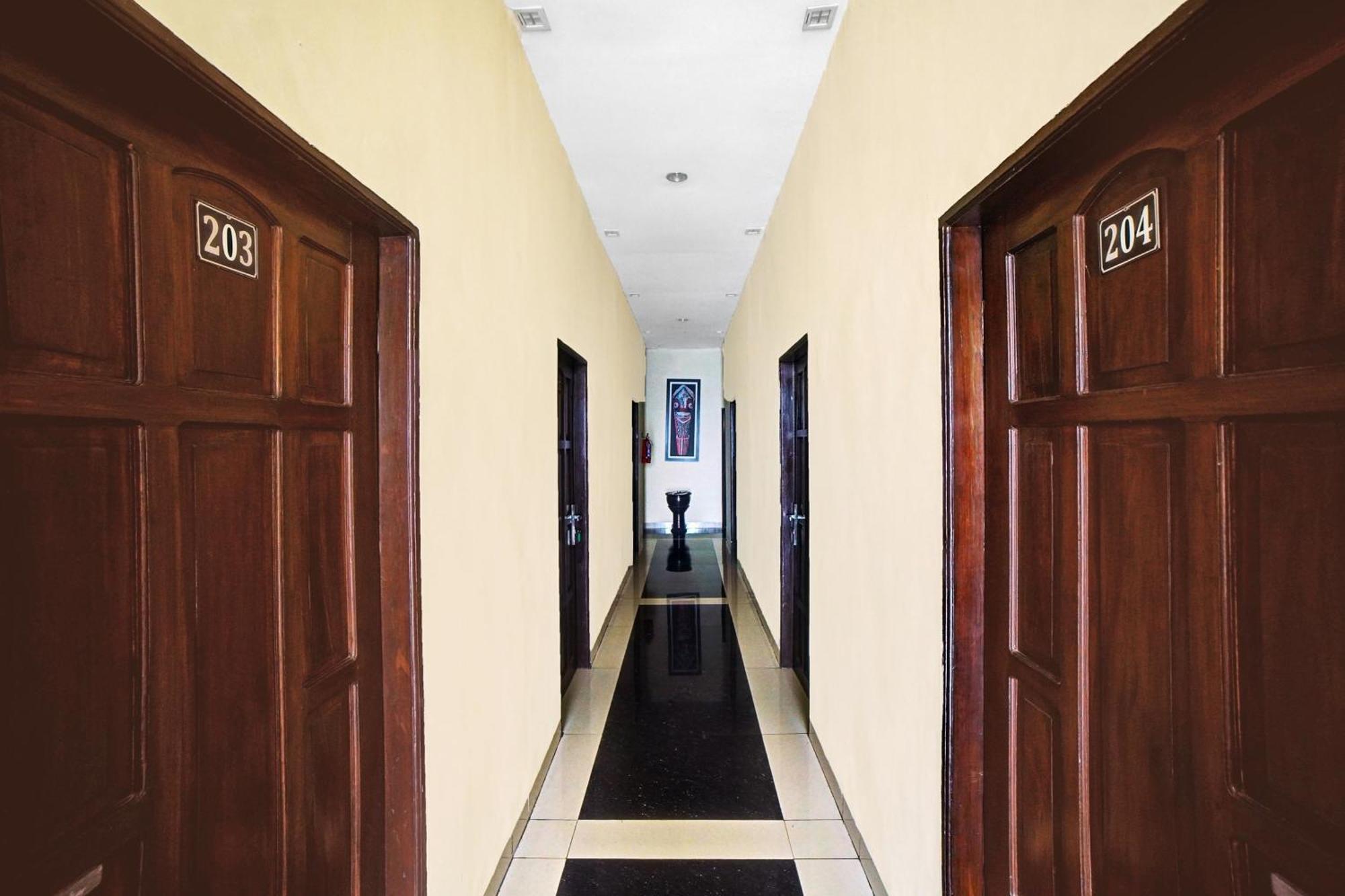 Super Oyo 90565 Wesly House Hotel Medan Buitenkant foto