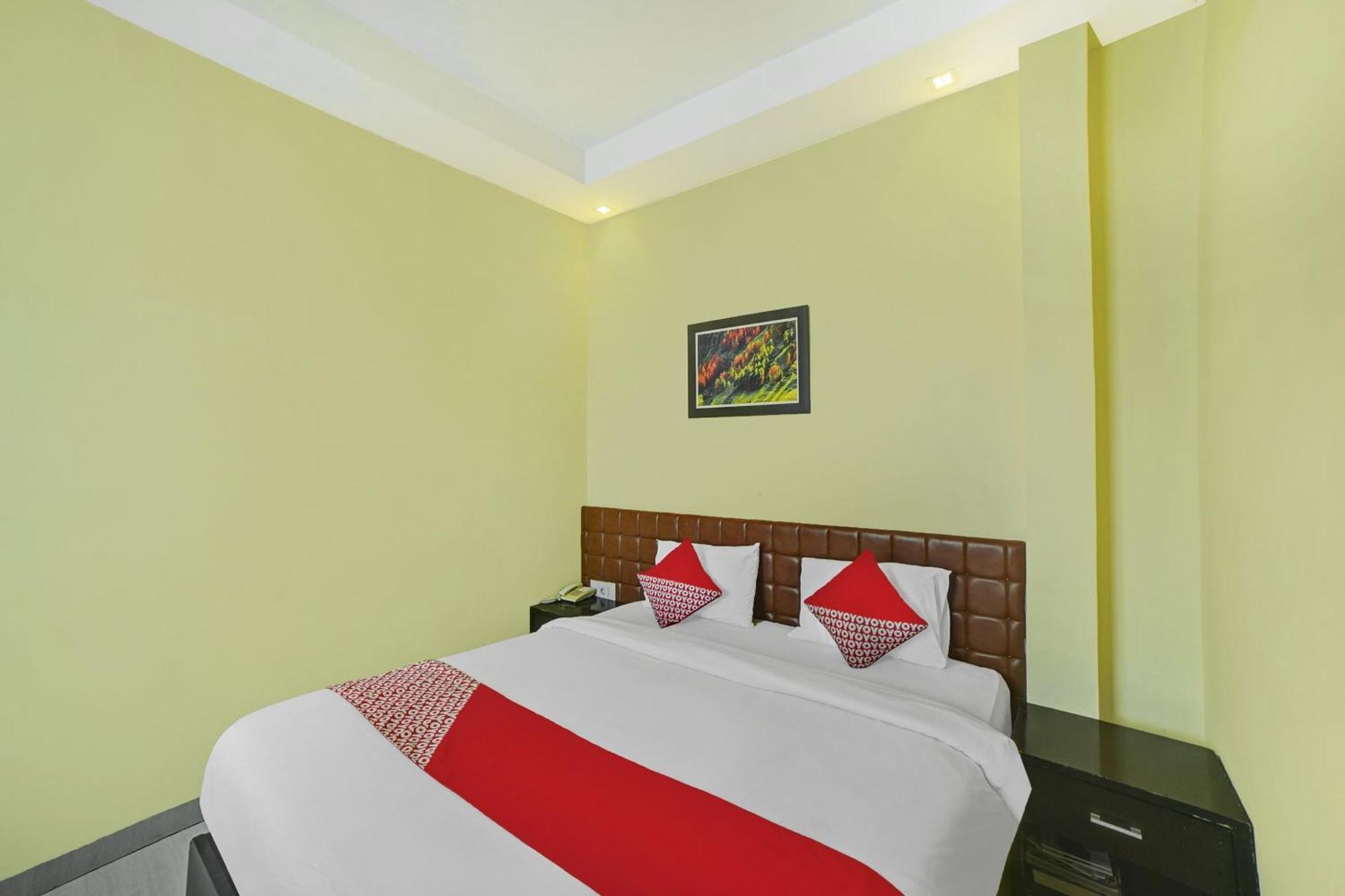 Super Oyo 90565 Wesly House Hotel Medan Buitenkant foto