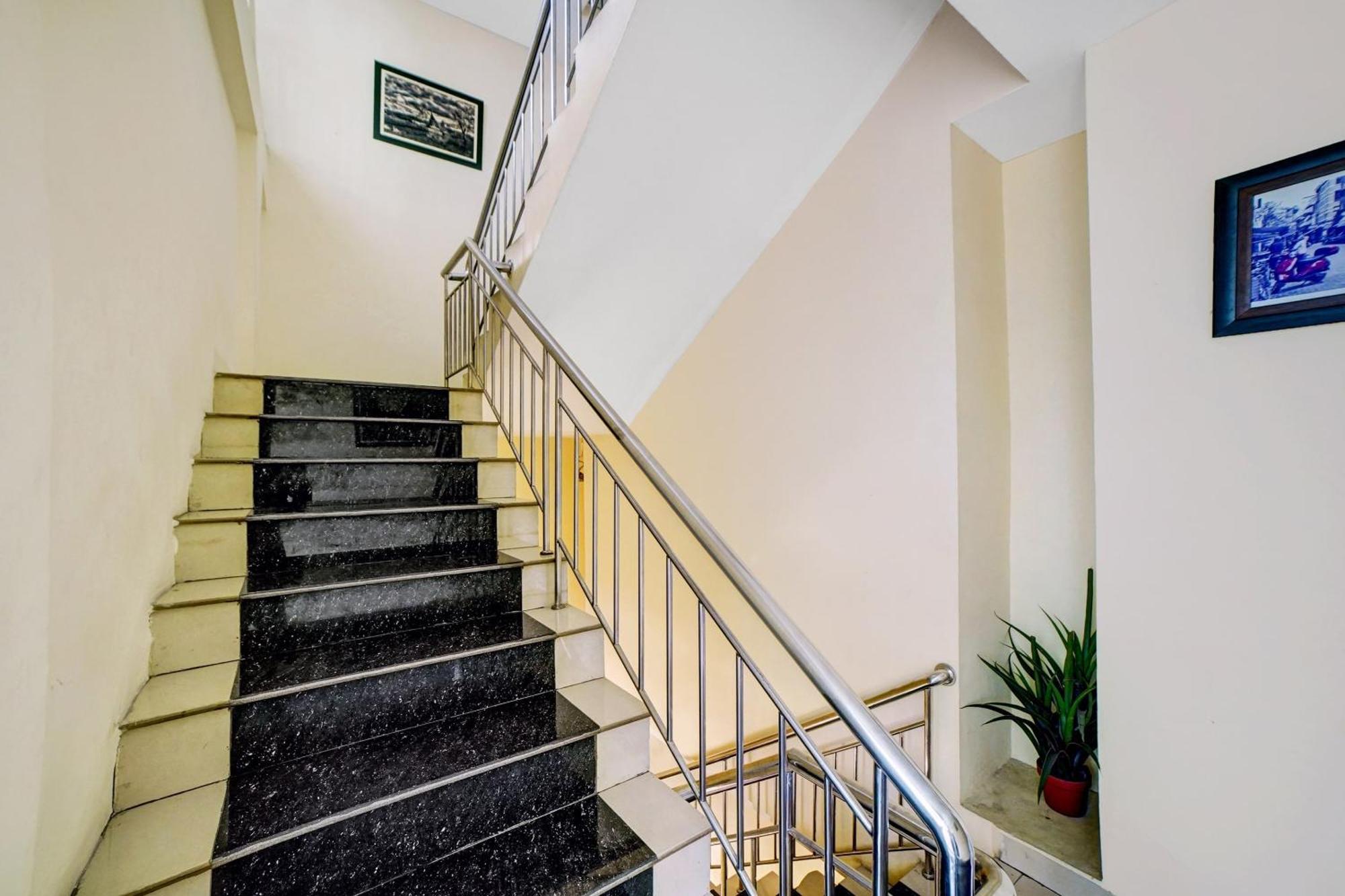 Super Oyo 90565 Wesly House Hotel Medan Buitenkant foto