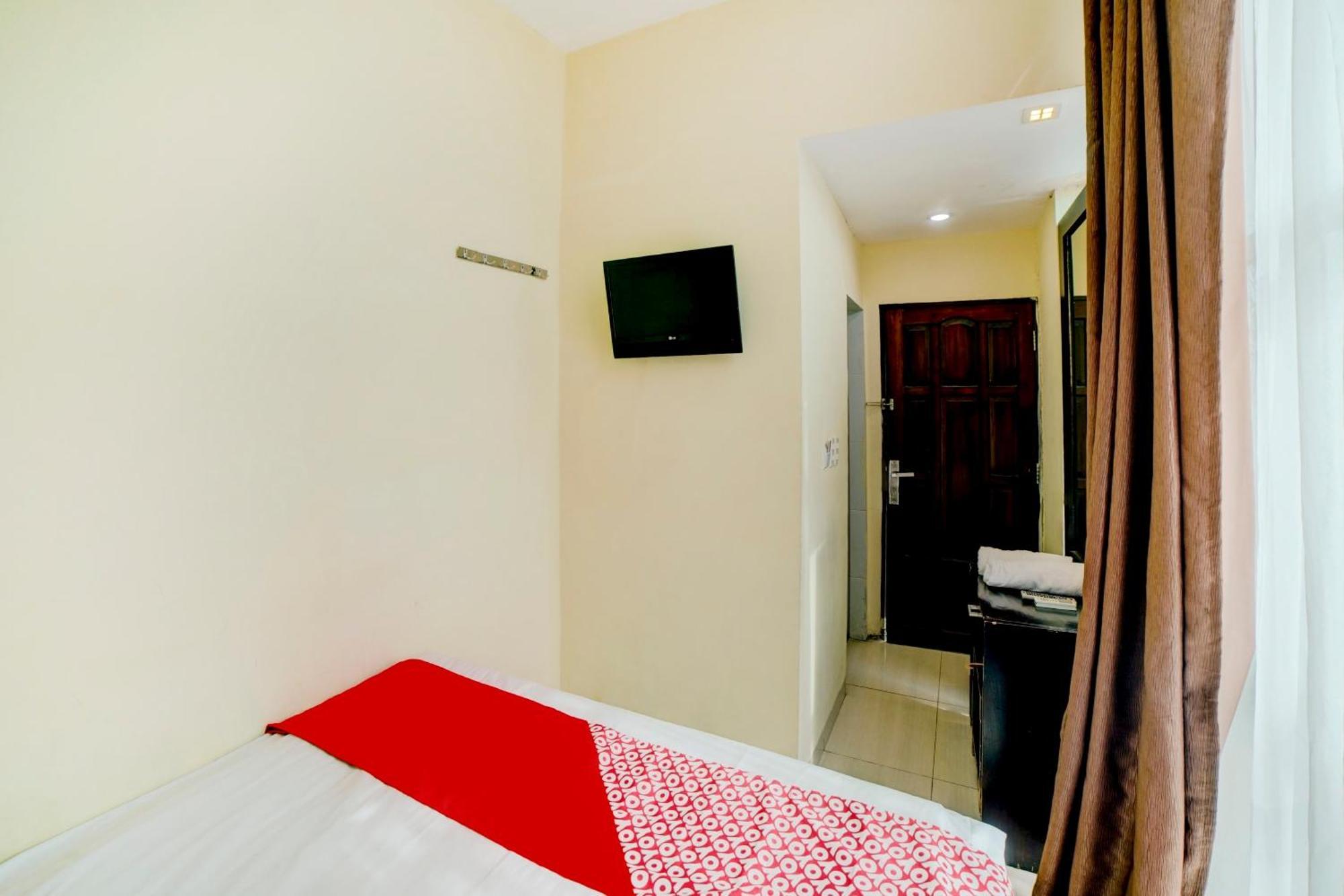 Super Oyo 90565 Wesly House Hotel Medan Buitenkant foto
