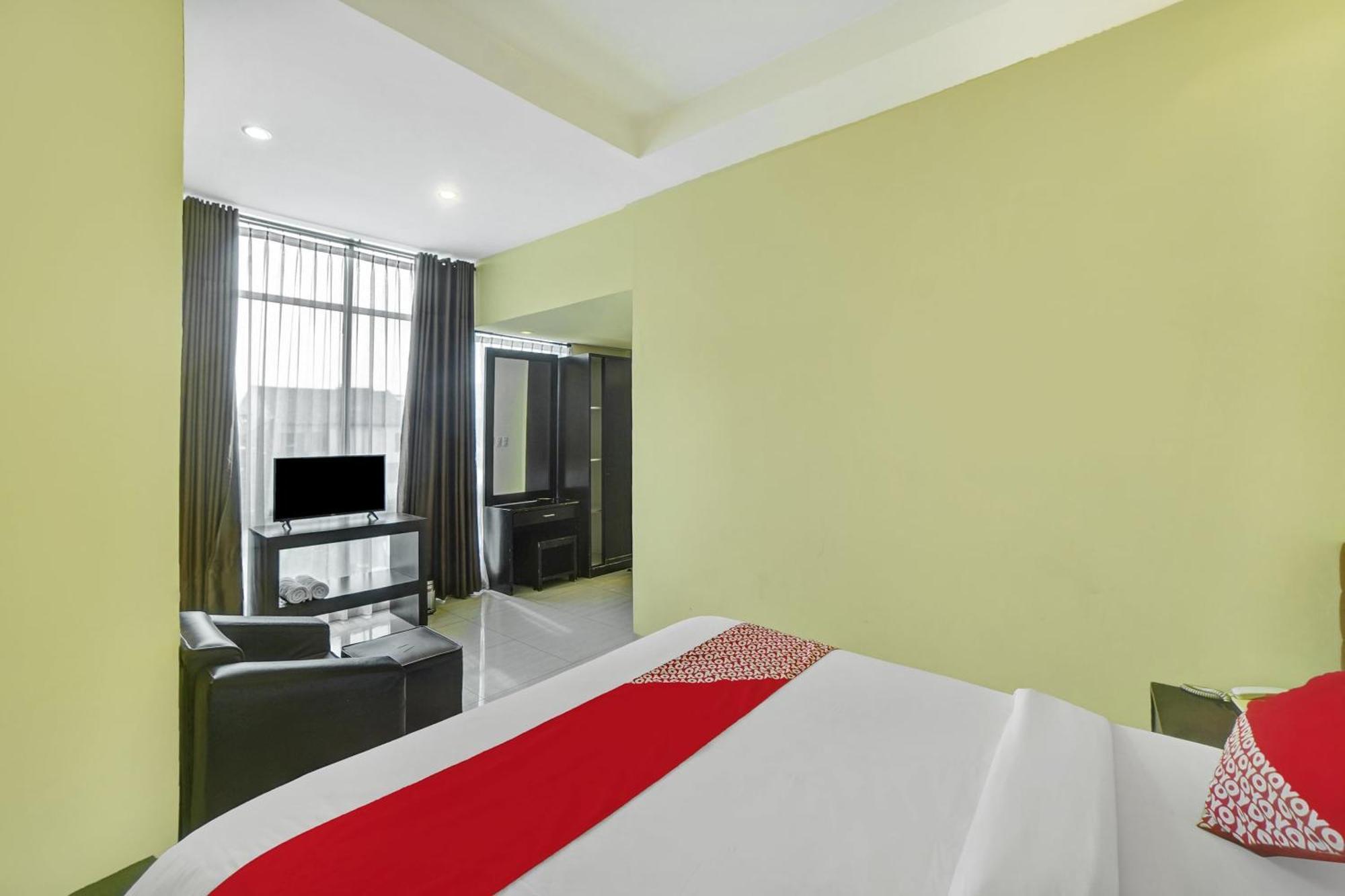 Super Oyo 90565 Wesly House Hotel Medan Buitenkant foto