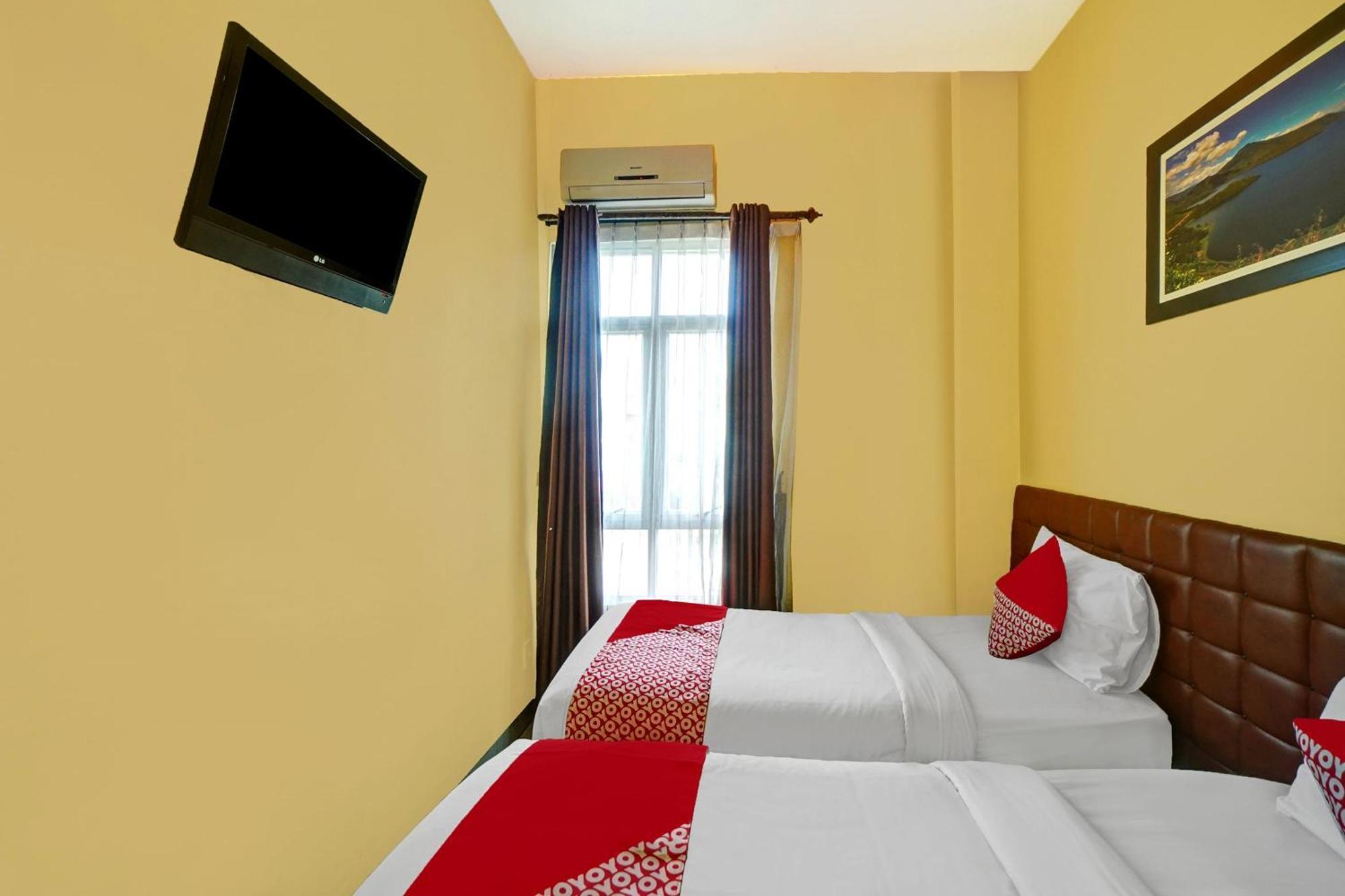 Super Oyo 90565 Wesly House Hotel Medan Buitenkant foto