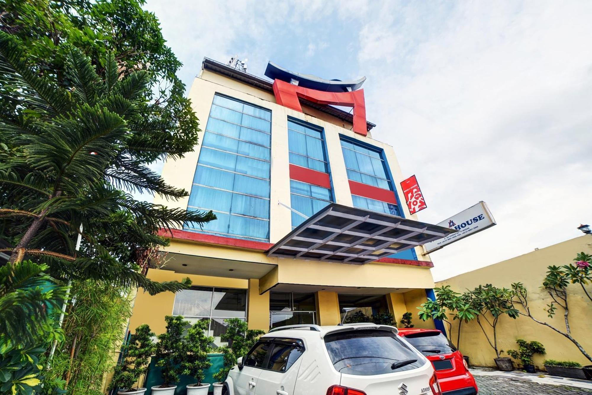 Super Oyo 90565 Wesly House Hotel Medan Buitenkant foto