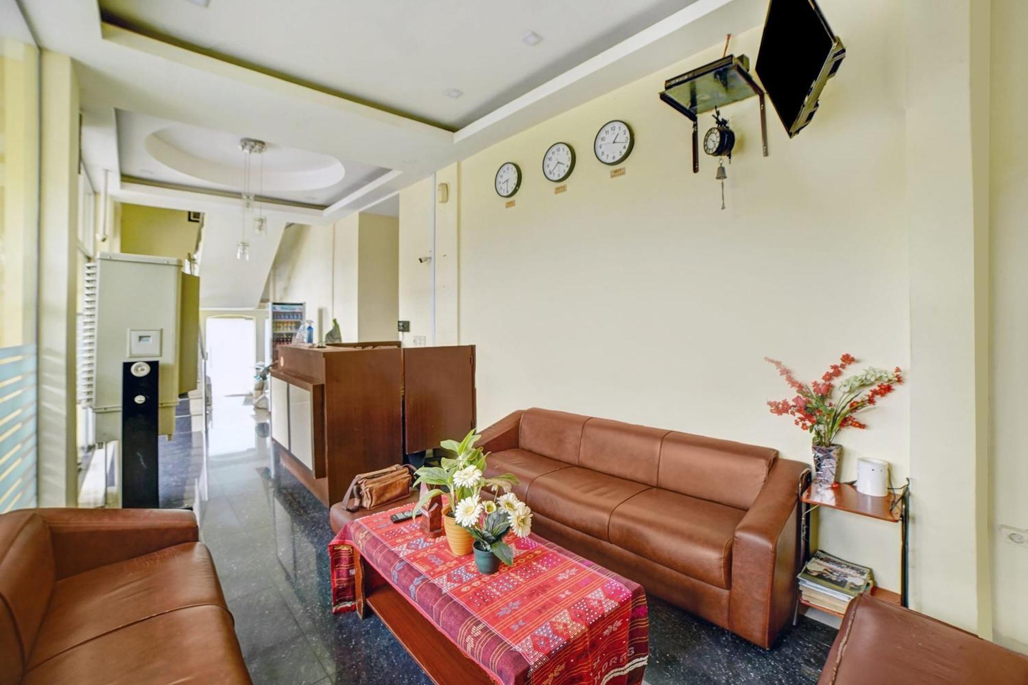 Super Oyo 90565 Wesly House Hotel Medan Buitenkant foto