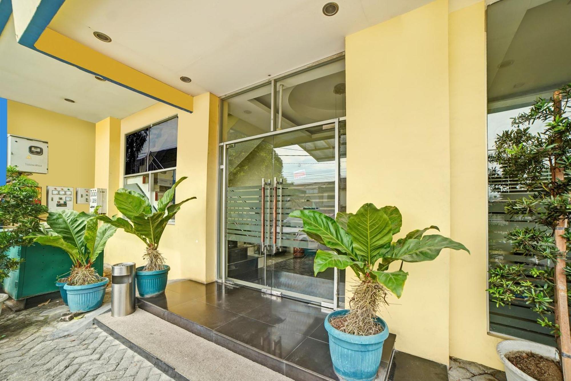 Super Oyo 90565 Wesly House Hotel Medan Buitenkant foto